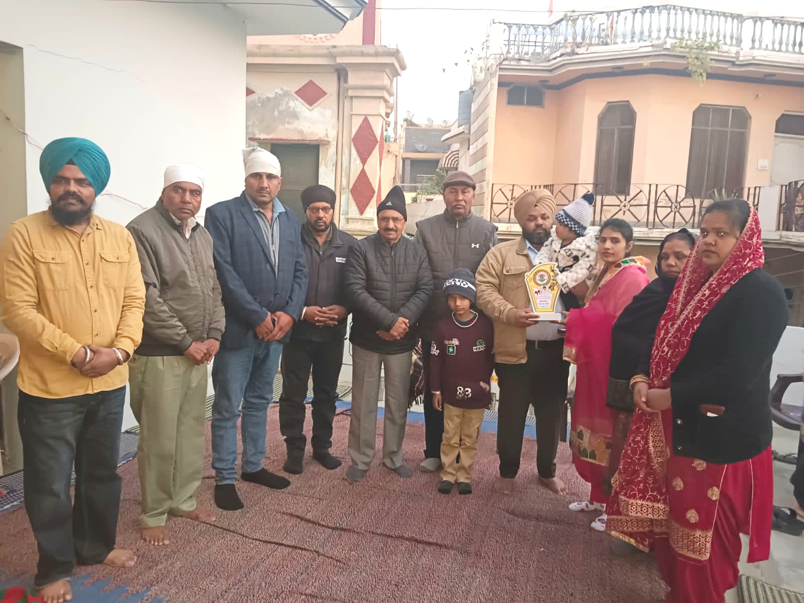 आदर्श सोशल वेलफेयर सोसायटी पंजाब ने अध्यक्ष सतीश कुमार सोनी के नेतृत्व में बंगा परिवार को उनकी बेटी की लोहड़ी के अवसर पर सम्मानित किया